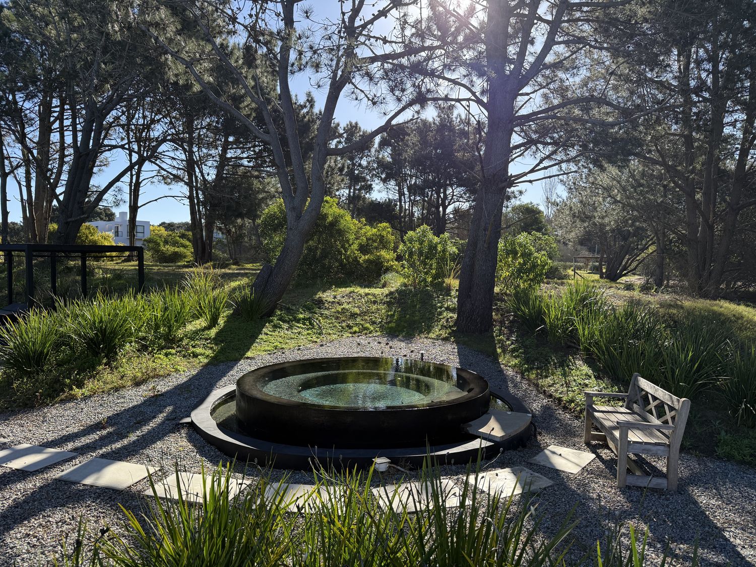 Jacuzzi al aire libre rodeado de naturaleza · Kemay
